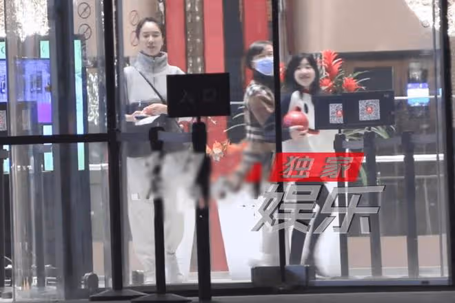 45歲左小青帶家人外出就餐，打扮優雅皮膚超好，女兒大長腿吸睛