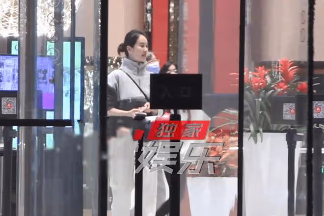 45歲左小青帶家人外出就餐，打扮優雅皮膚超好，女兒大長腿吸睛
