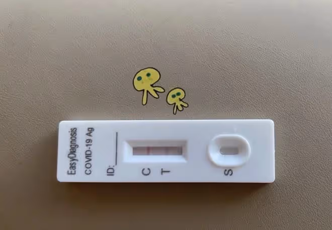45歲左小青帶家人外出就餐，打扮優雅皮膚超好，女兒大長腿吸睛