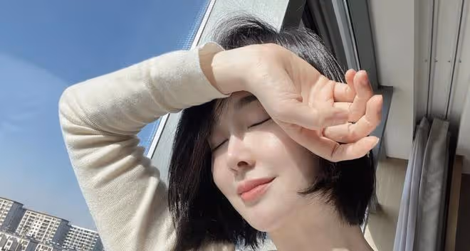 45歲左小青帶家人外出就餐，打扮優雅皮膚超好，女兒大長腿吸睛