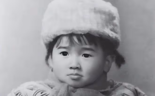 45歲左小青帶家人外出就餐，打扮優雅皮膚超好，女兒大長腿吸睛