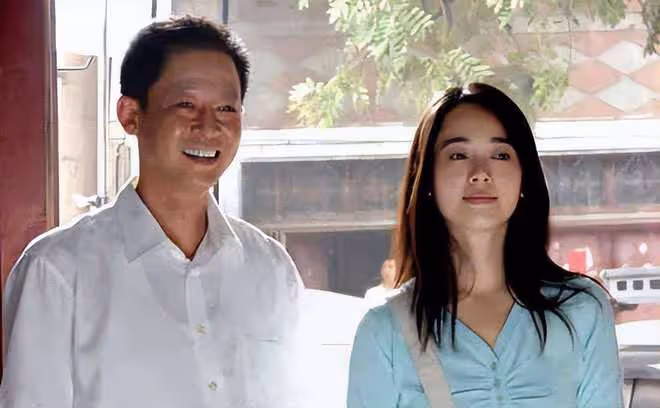45歲左小青帶家人外出就餐，打扮優雅皮膚超好，女兒大長腿吸睛