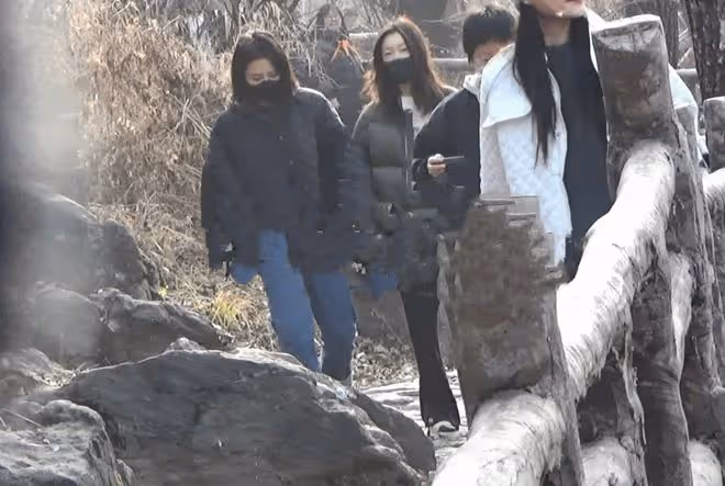 周冬雨馬思純一起爬山，蹲在路邊聊天互相依偎拍照，再破不和傳聞