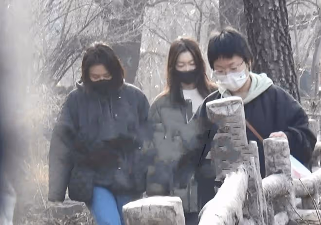 周冬雨馬思純一起爬山，蹲在路邊聊天互相依偎拍照，再破不和傳聞