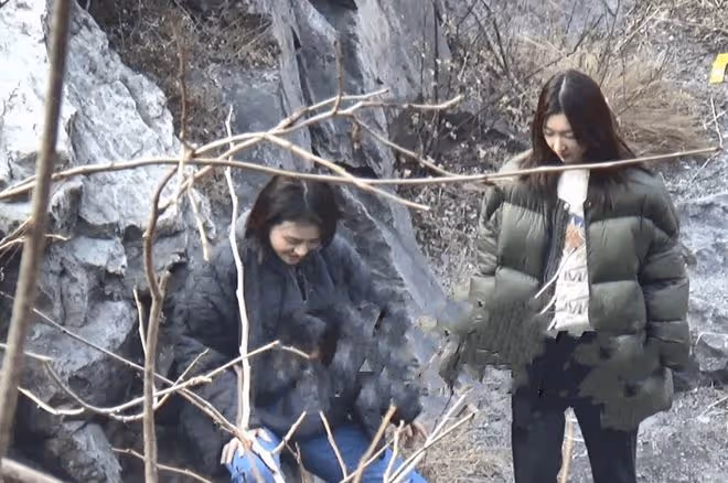 周冬雨馬思純一起爬山，蹲在路邊聊天互相依偎拍照，再破不和傳聞