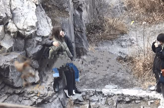 周冬雨馬思純一起爬山，蹲在路邊聊天互相依偎拍照，再破不和傳聞