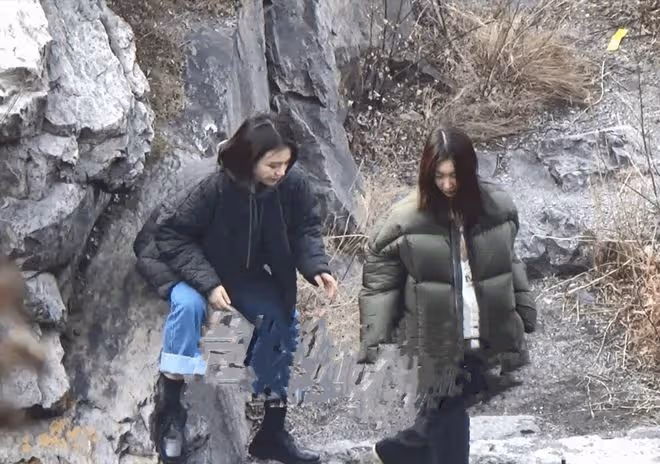 周冬雨馬思純一起爬山，蹲在路邊聊天互相依偎拍照，再破不和傳聞