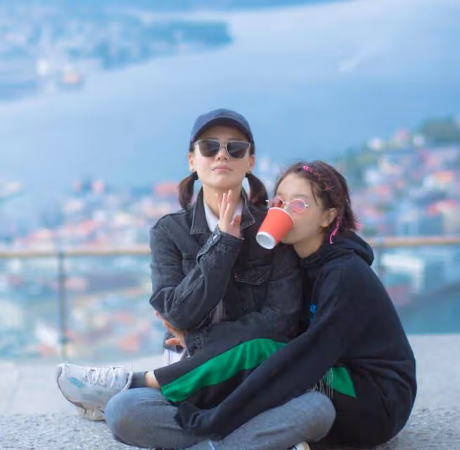 周冬雨馬思純一起爬山，蹲在路邊聊天互相依偎拍照，再破不和傳聞