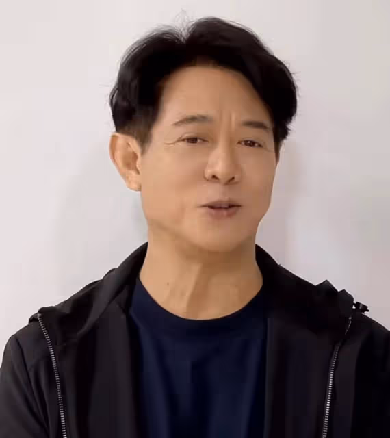 59歲李連杰罕見露面，模樣大變被指整容，脖子腫大疑似甲亢復發