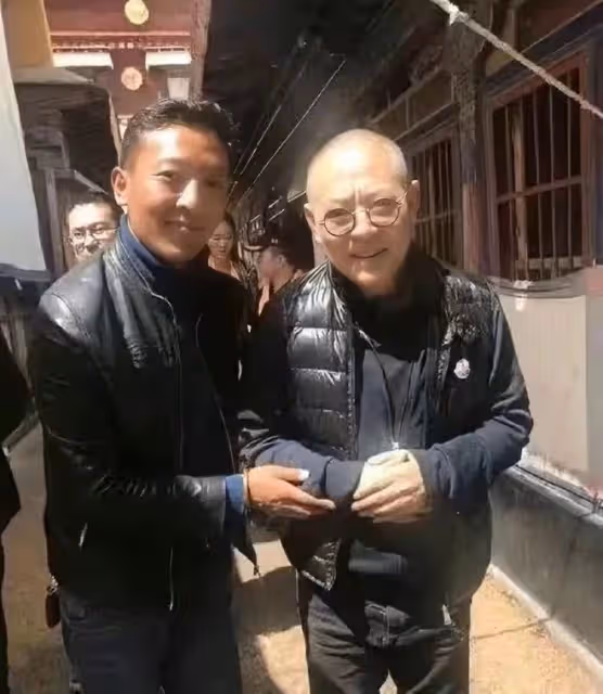 59歲李連杰罕見露面，模樣大變被指整容，脖子腫大疑似甲亢復發