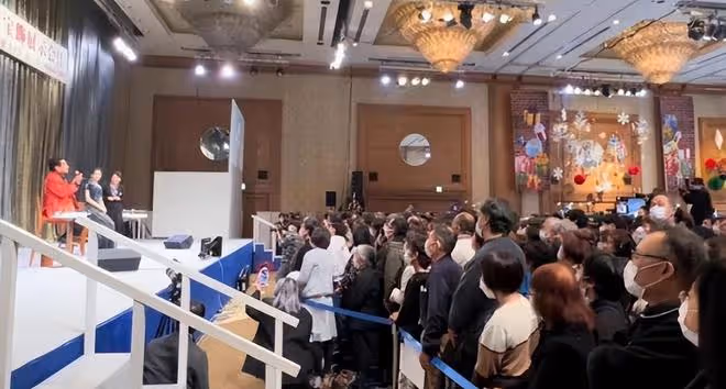范冰冰國外成功復出！參加東京鐘錶發布會，穿優雅長裙坐C位