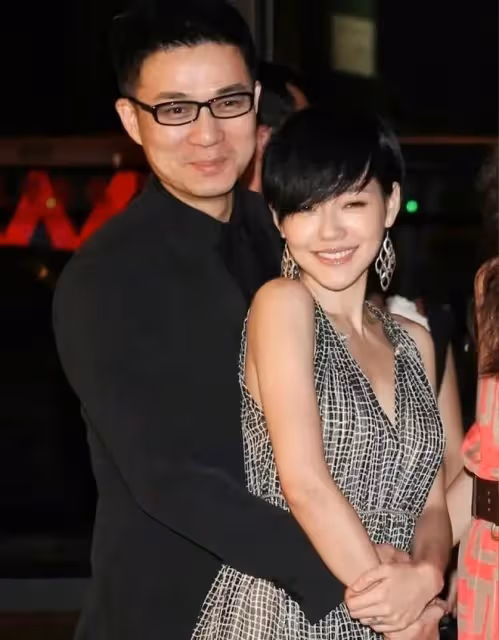 小S深夜喝酒放鬆，床墊上放著許雅鈞的外套，3個女兒點贊