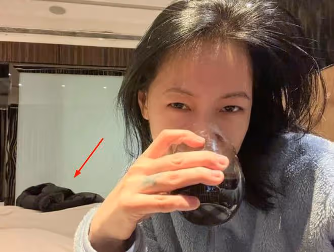 小S深夜喝酒放鬆，床墊上放著許雅鈞的外套，3個女兒點贊