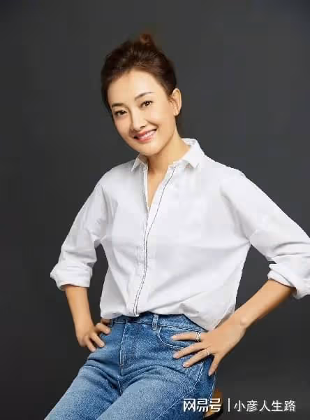演員牛莉：嫁普通丈夫生一女，49歲風采依舊