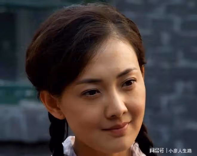演員牛莉：嫁普通丈夫生一女，49歲風采依舊