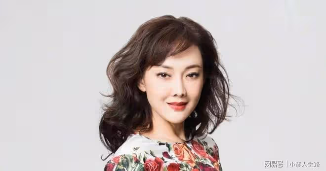 演員牛莉：嫁普通丈夫生一女，49歲風采依舊