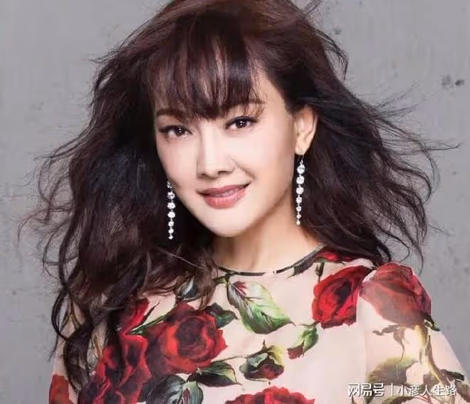 演員牛莉：嫁普通丈夫生一女，49歲風采依舊