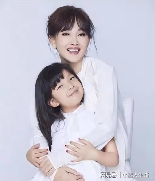 演員牛莉：嫁普通丈夫生一女，49歲風采依舊