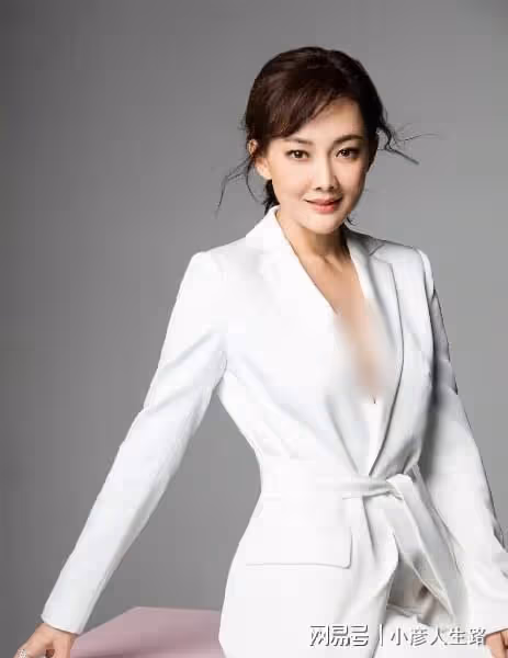 演員牛莉：嫁普通丈夫生一女，49歲風采依舊