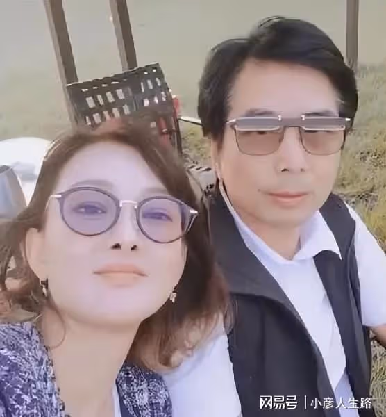演員牛莉：嫁普通丈夫生一女，49歲風采依舊