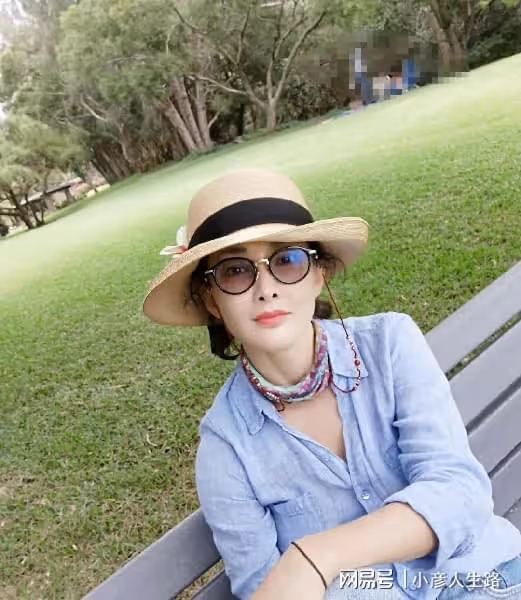 演員牛莉：嫁普通丈夫生一女，49歲風采依舊