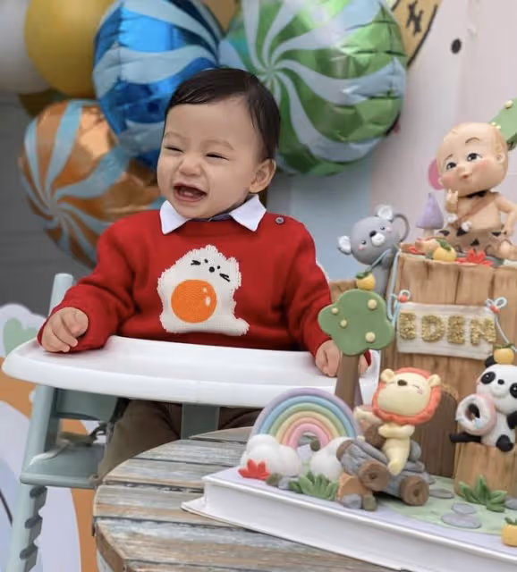 楊怡羅仲謙為1歲兒子慶生，弟弟正面照首次曝光，活潑愛笑像爸爸