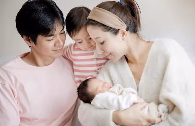 楊怡羅仲謙為1歲兒子慶生，弟弟正面照首次曝光，活潑愛笑像爸爸