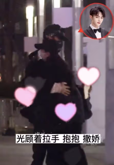 許凱戀情曝光，女友沖向其懷抱並甜蜜牽手，在酒店共處近24個小時