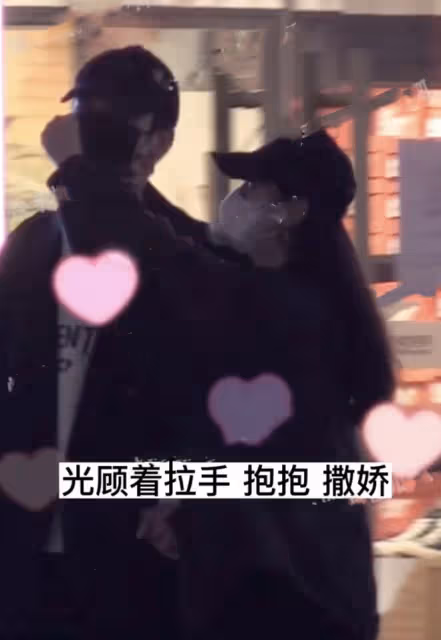 許凱戀情曝光，女友沖向其懷抱並甜蜜牽手，在酒店共處近24個小時