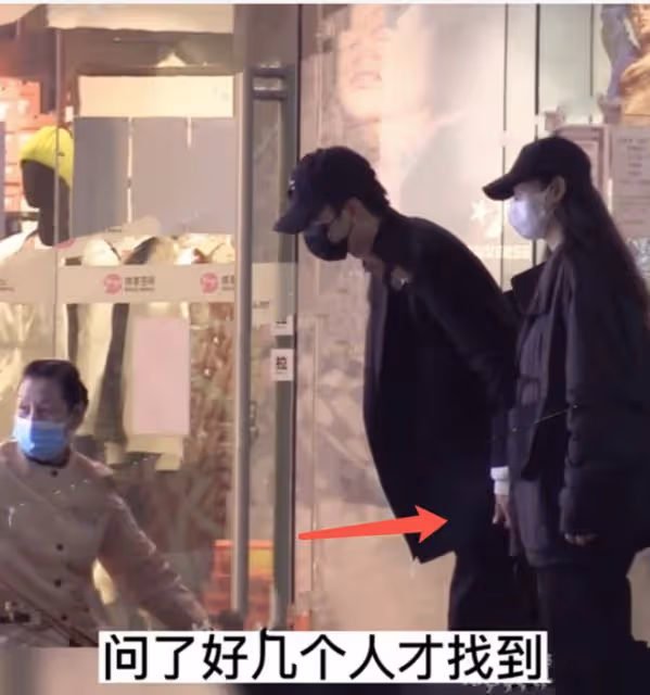許凱戀情曝光，女友沖向其懷抱並甜蜜牽手，在酒店共處近24個小時