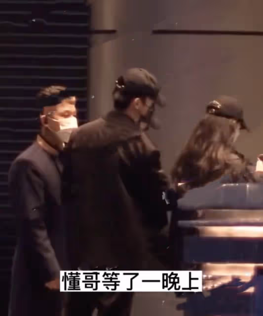 許凱戀情曝光，女友沖向其懷抱並甜蜜牽手，在酒店共處近24個小時