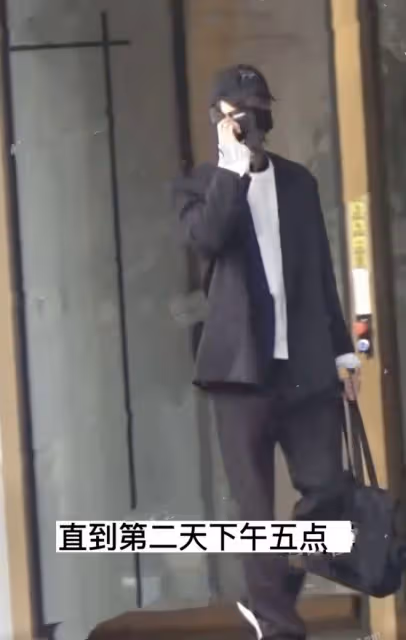 許凱戀情曝光，女友沖向其懷抱並甜蜜牽手，在酒店共處近24個小時