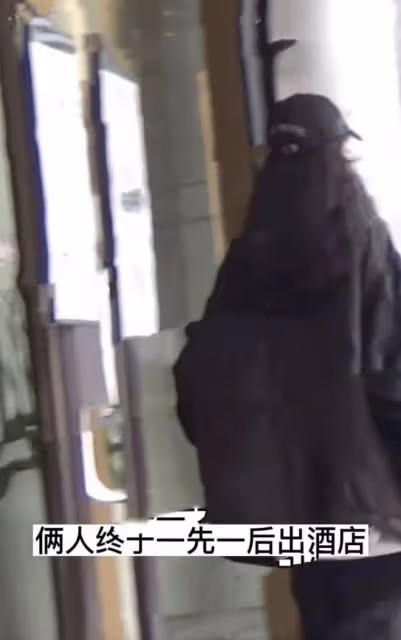 許凱戀情曝光，女友沖向其懷抱並甜蜜牽手，在酒店共處近24個小時