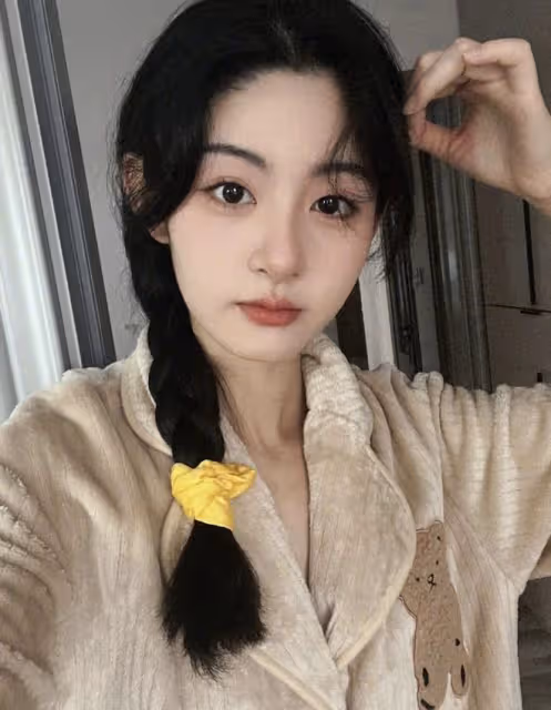 許凱戀情曝光，女友沖向其懷抱並甜蜜牽手，在酒店共處近24個小時