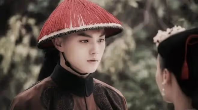 許凱戀情曝光，女友沖向其懷抱並甜蜜牽手，在酒店共處近24個小時