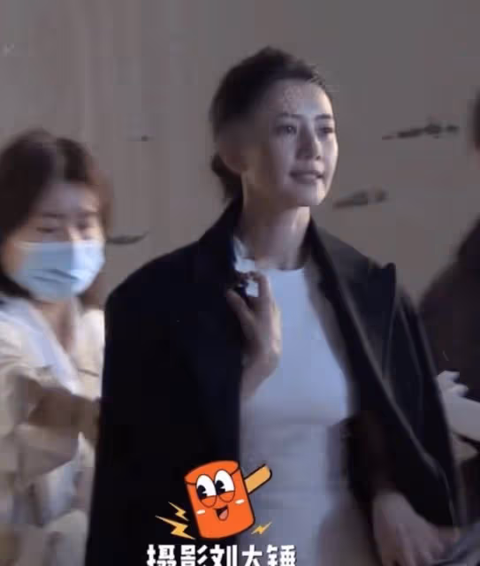 43歲高圓圓事業家庭雙豐收，半個月里接3個廣告，肌膚鬆弛顯疲憊
