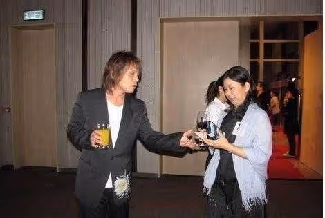 伍佰55歲妻子近照曝光，妻子相貌平平一生無子女，卻被他獨寵28年： 真正的愛情，是靈魂的相互吸引.