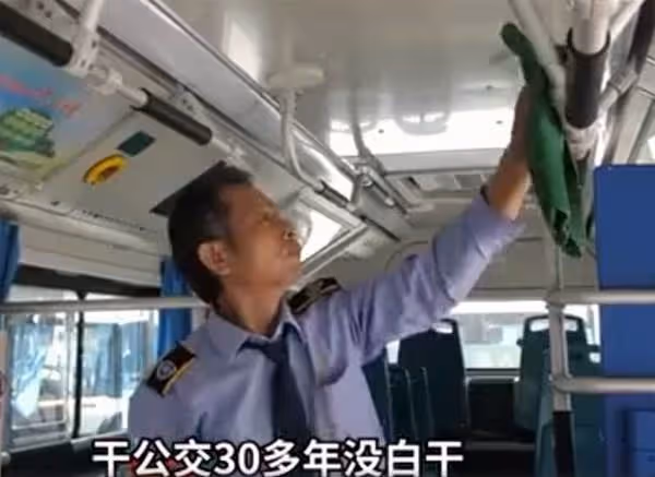 高三女孩悄悄在末班車上留下字條，「感謝每晚不厭其煩的提醒」，司機動容：最大的收穫