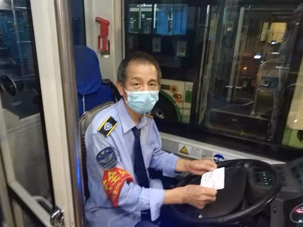 高三女孩悄悄在末班車上留下字條，「感謝每晚不厭其煩的提醒」，司機動容：最大的收穫