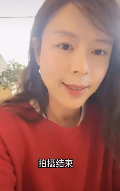42歲張靜初回國素顏驚艷！半夜緊急複習考托福，被疑將要出國移民