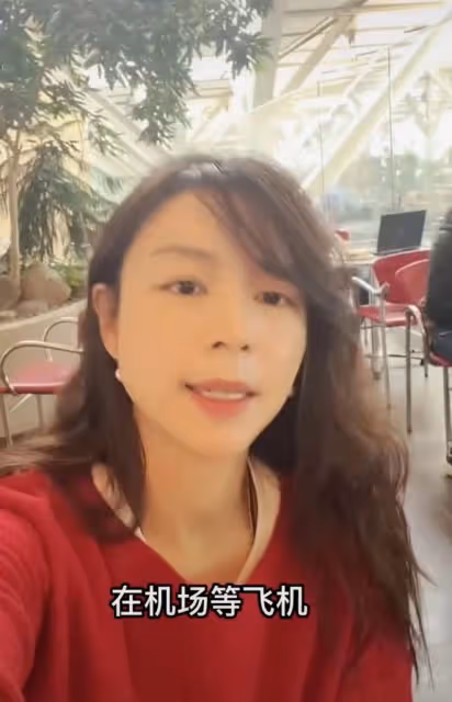 42歲張靜初回國素顏驚艷！半夜緊急複習考托福，被疑將要出國移民