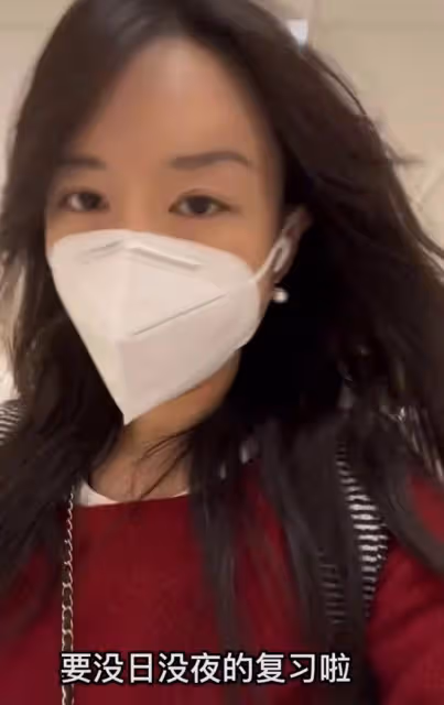 42歲張靜初回國素顏驚艷！半夜緊急複習考托福，被疑將要出國移民