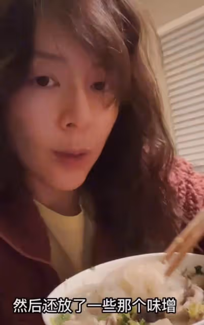 42歲張靜初回國素顏驚艷！半夜緊急複習考托福，被疑將要出國移民