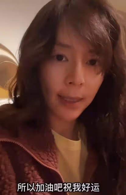 42歲張靜初回國素顏驚艷！半夜緊急複習考托福，被疑將要出國移民