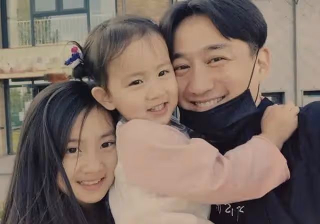 黃磊老婆孫莉疑高齡懷四胎！肚大如球孕味十足，眼神迷離面容憔悴