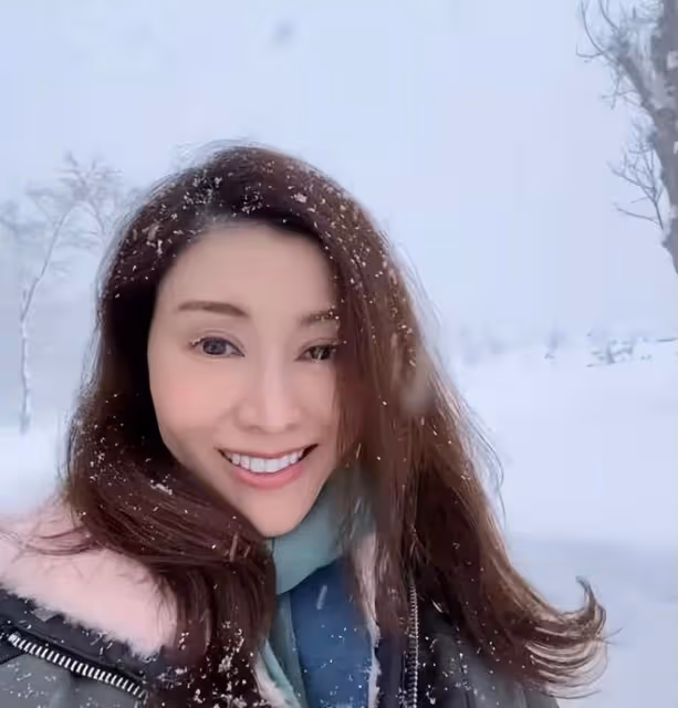 李嘉欣在雪地里歡笑，自拍甩頭髮的瞬間，優雅氣質盡顯