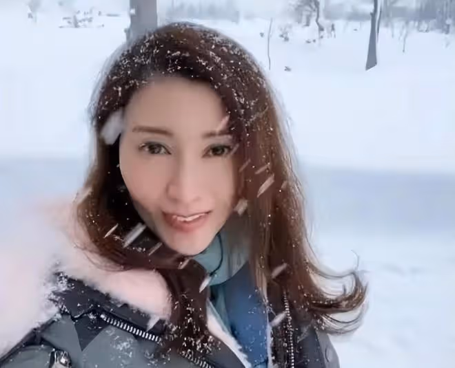 李嘉欣在雪地里歡笑，自拍甩頭髮的瞬間，優雅氣質盡顯