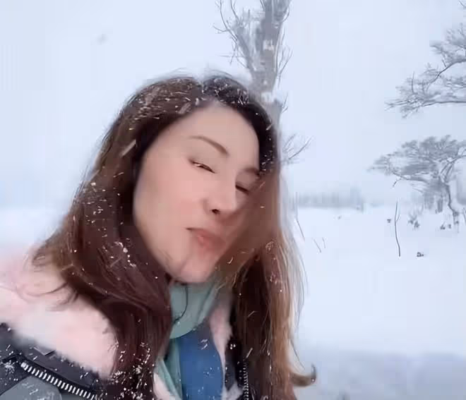 李嘉欣在雪地里歡笑，自拍甩頭髮的瞬間，優雅氣質盡顯