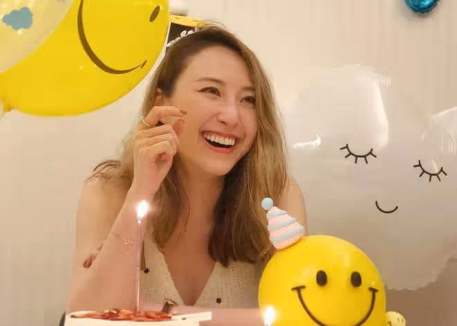 何超雲感情升溫，和未婚夫秀恩愛，在海邊畫上愛心大圖案