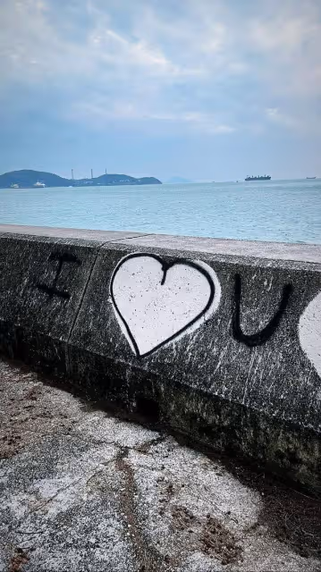 何超雲感情升溫，和未婚夫秀恩愛，在海邊畫上愛心大圖案